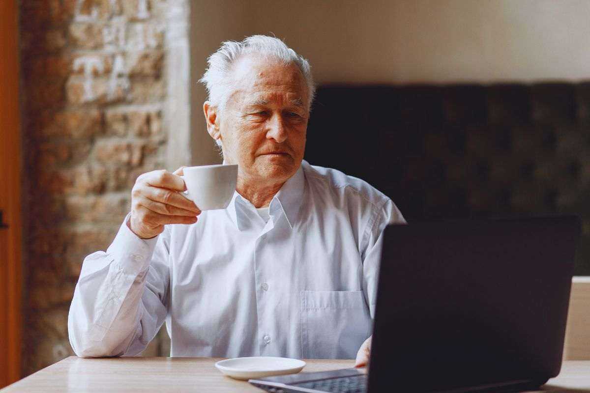 bere il caffè al mattino