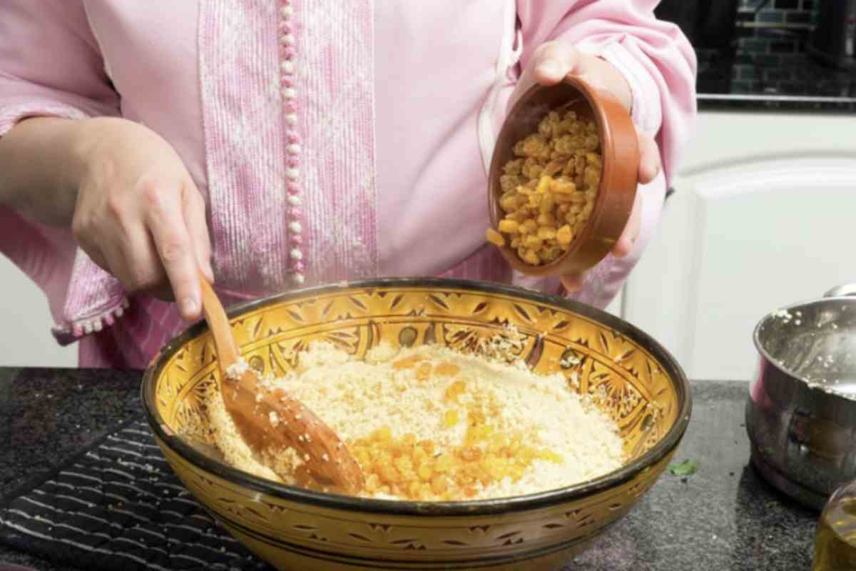 Una preparazione molto apprezzata è quella dei peperoni ripieni di couscous, dove il couscous aromatizzato con basilico
